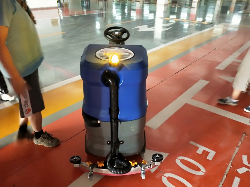駕駛洗地機在地下車庫同買方交機